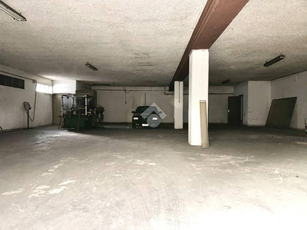 locale commerciale in vendita a Tortona