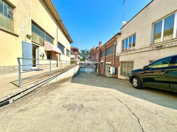 locale commerciale in vendita a Tortona in zona San Bernardino