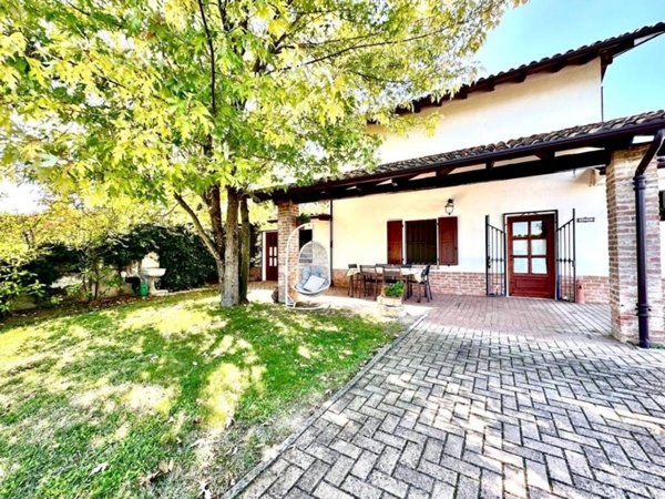 casa indipendente in vendita a Tortona
