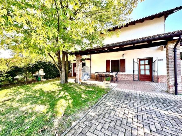 casa indipendente in vendita a Tortona