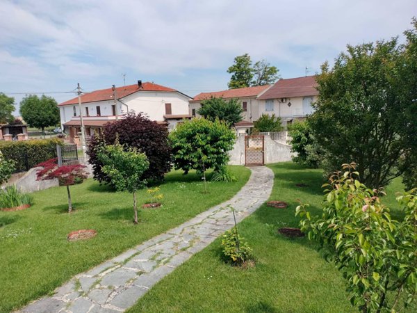 casa indipendente in vendita a Tortona