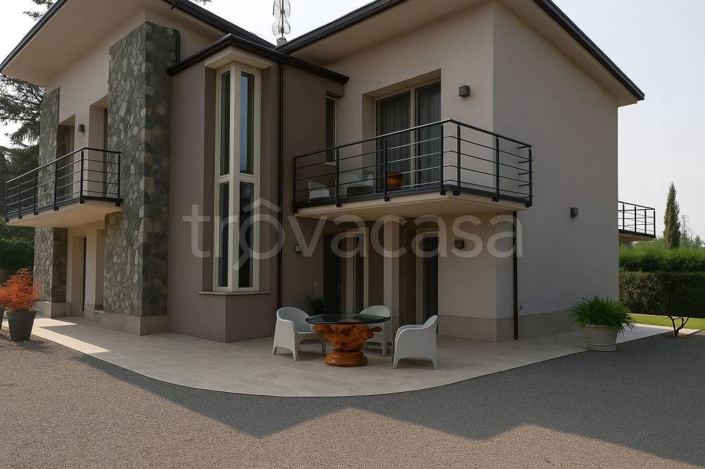 casa indipendente in vendita a Tortona