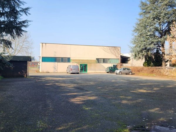 locale commerciale in vendita a Tortona