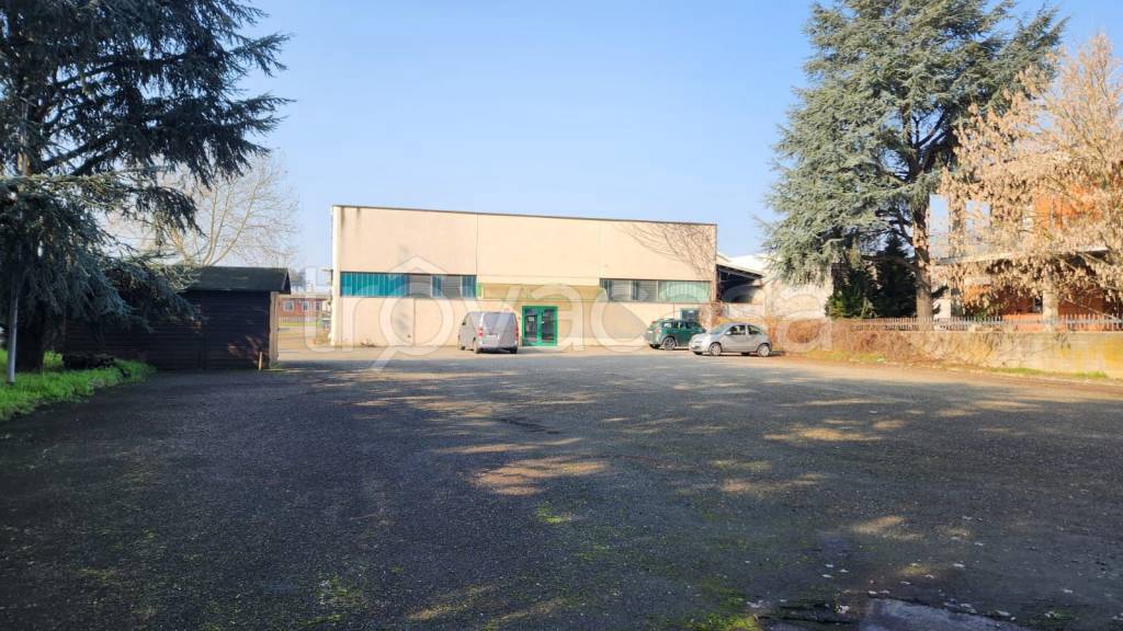 locale commerciale in vendita a Tortona in zona Rivalta Scrivia