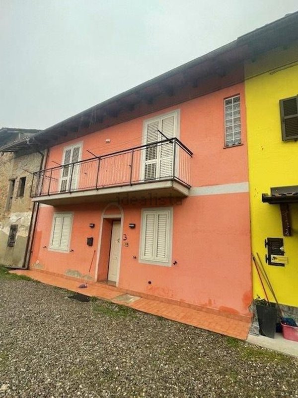 casa indipendente in vendita a Tortona
