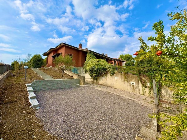 casa indipendente in vendita a Tortona in zona Vho