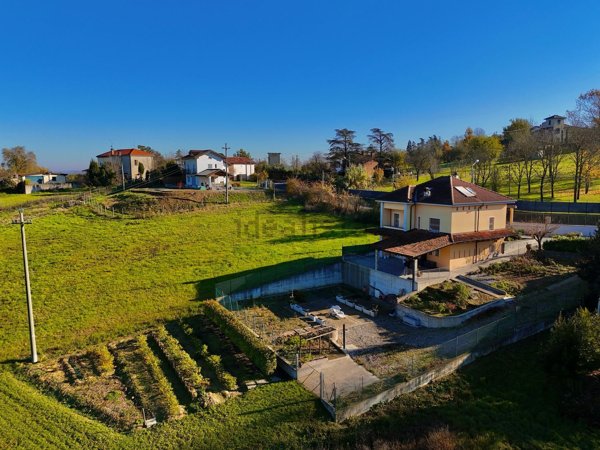 casa indipendente in vendita a Tortona