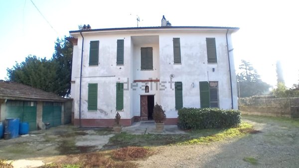 casa indipendente in vendita a Tortona