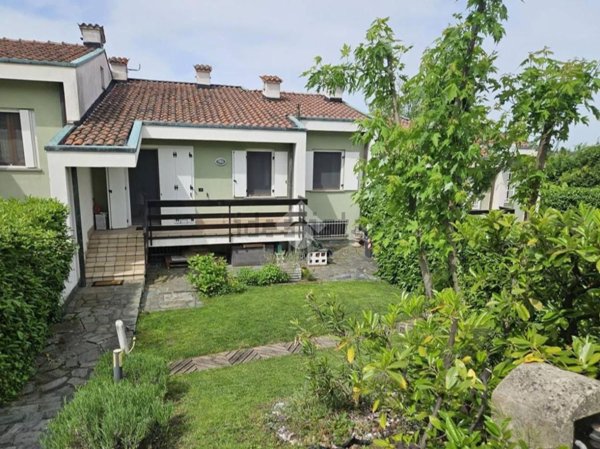 casa indipendente in vendita a Tortona in zona Vho