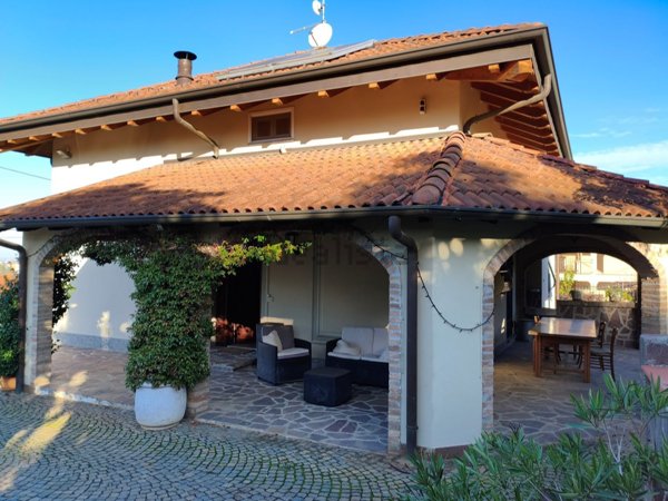 casa indipendente in vendita a Tortona