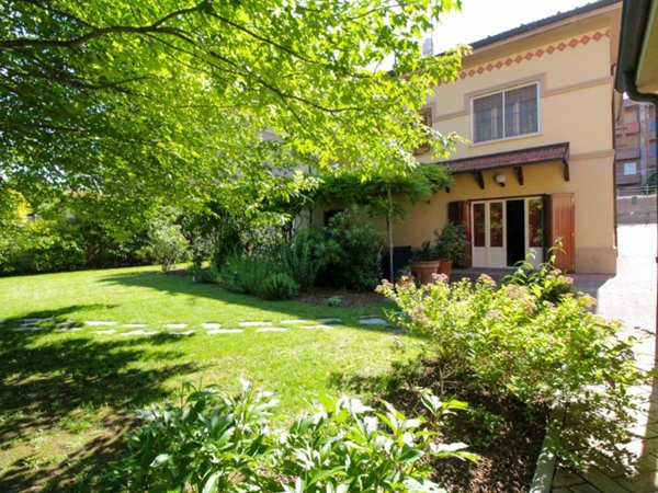 casa indipendente in vendita a Tortona