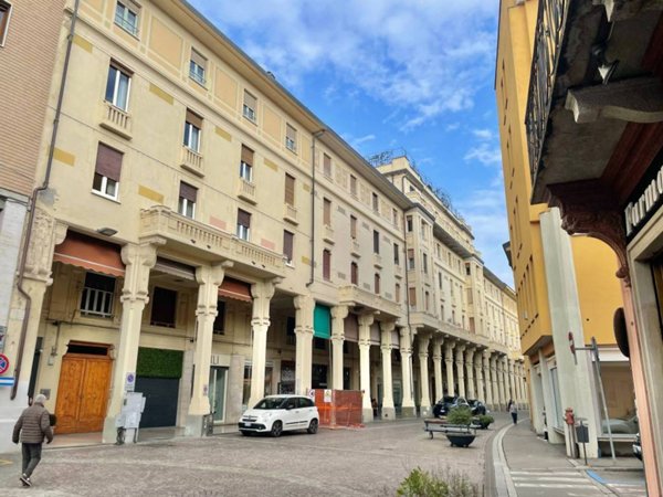 appartamento in vendita a Tortona in zona Centro Storico