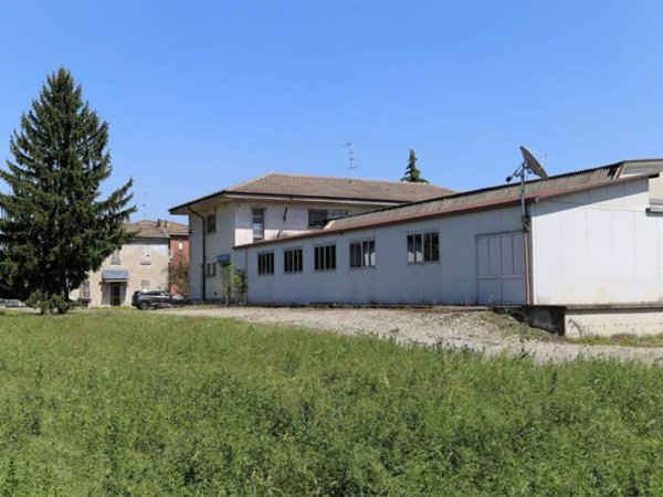 locale commerciale in vendita a Tortona