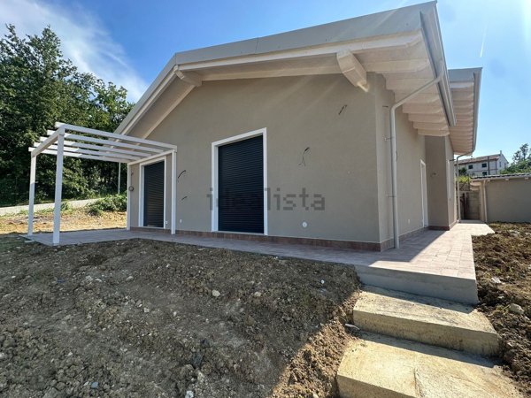 casa indipendente in vendita a Tortona