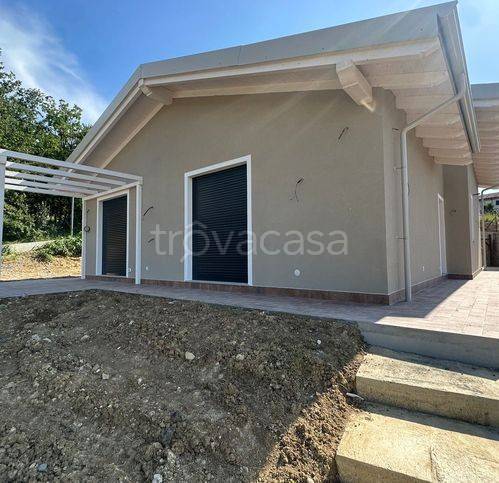 casa indipendente in vendita a Tortona