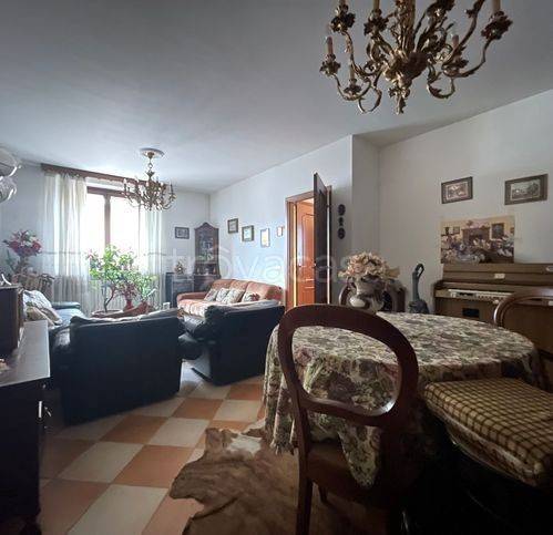 casa indipendente in vendita a Tortona