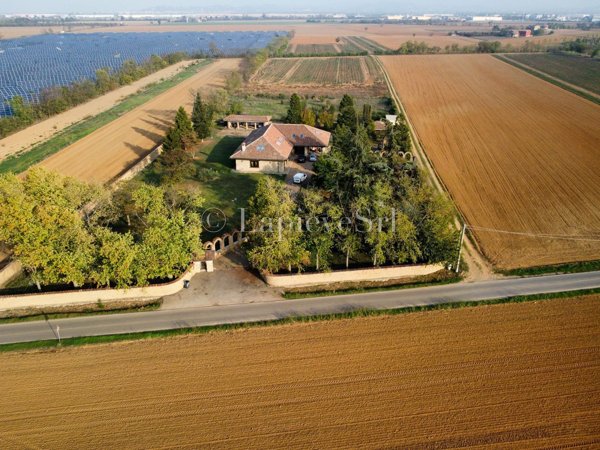 casa indipendente in vendita a Tortona