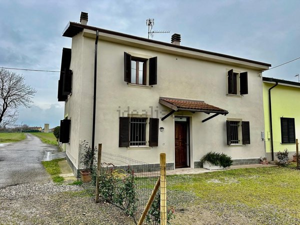 casa indipendente in vendita a Tortona