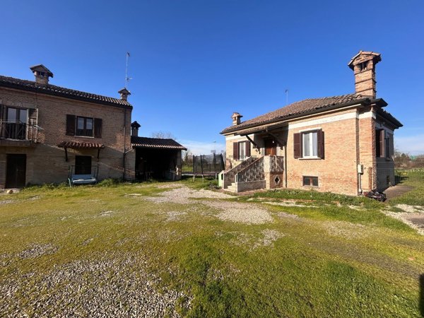 casa indipendente in vendita a Tortona