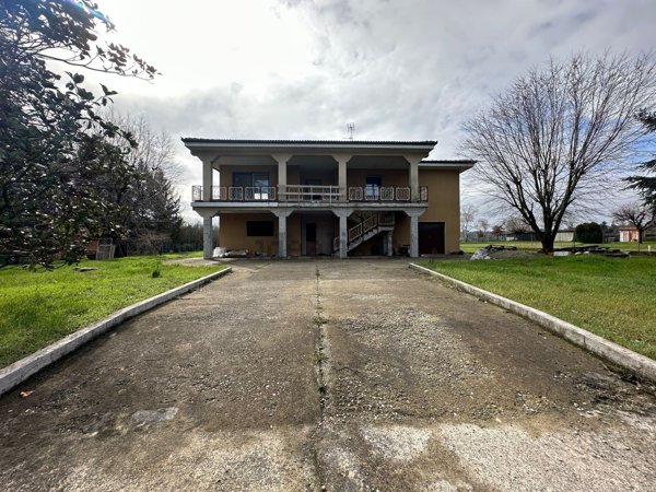 casa indipendente in vendita a Tortona