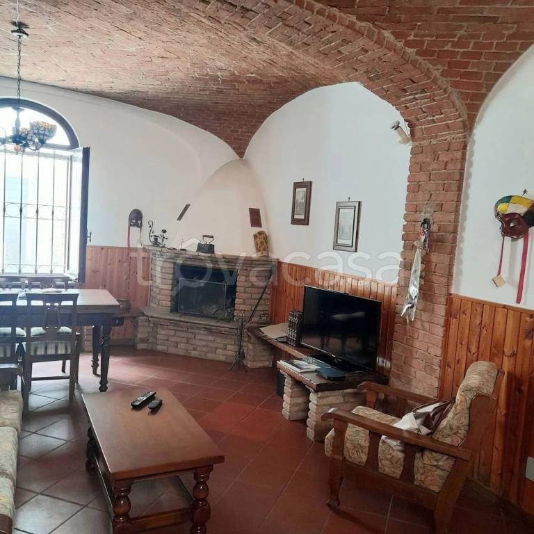 casa indipendente in vendita a Tortona