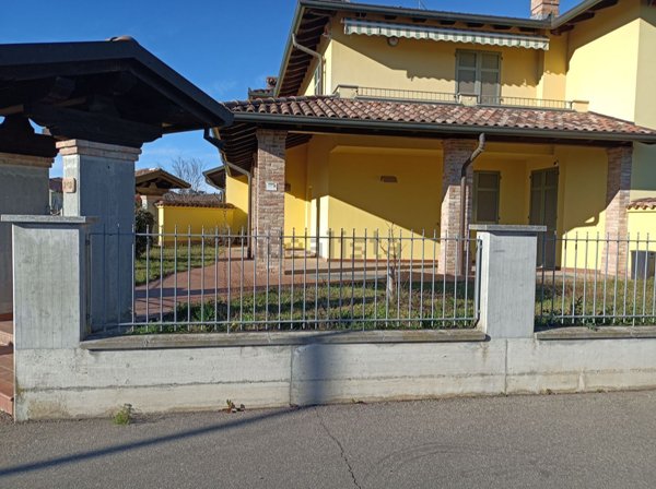 casa indipendente in vendita a Tortona
