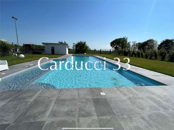 casa indipendente in vendita a Tortona