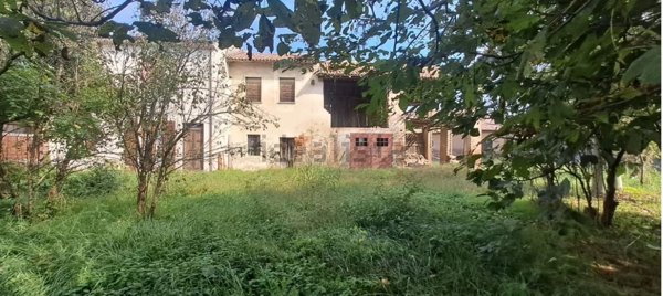 casa indipendente in vendita a Tortona