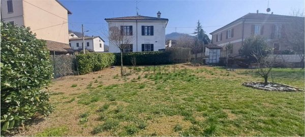 casa indipendente in vendita a Tortona