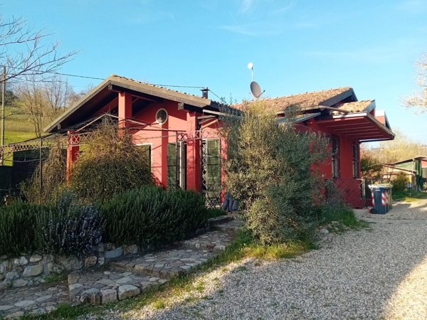 casa indipendente in vendita a Tortona