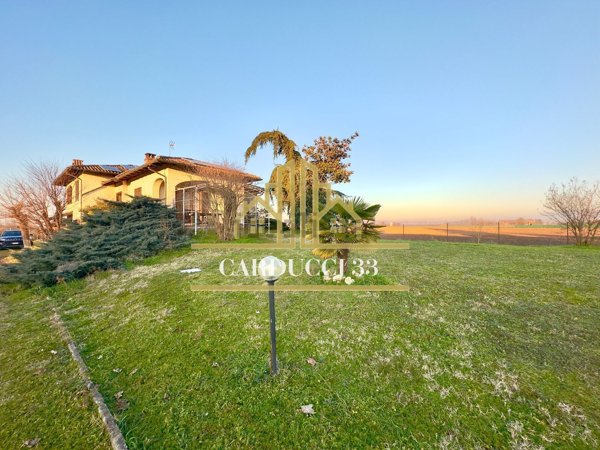 casa indipendente in vendita a Tortona