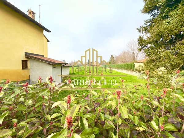 casa indipendente in vendita a Tortona