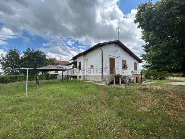 casa indipendente in vendita a Tortona