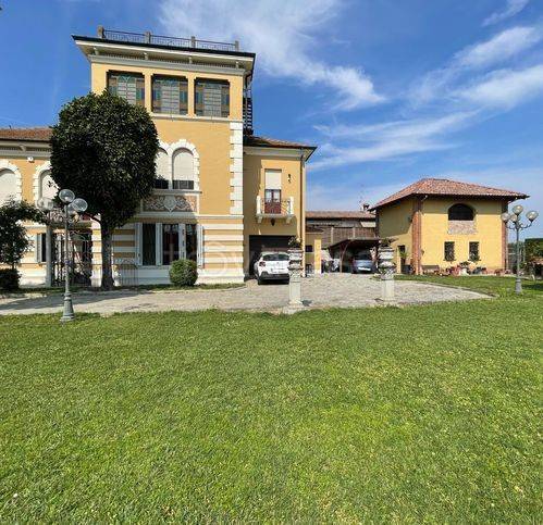 casa indipendente in vendita a Tortona