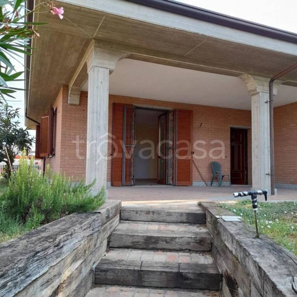 casa indipendente in vendita a Tortona