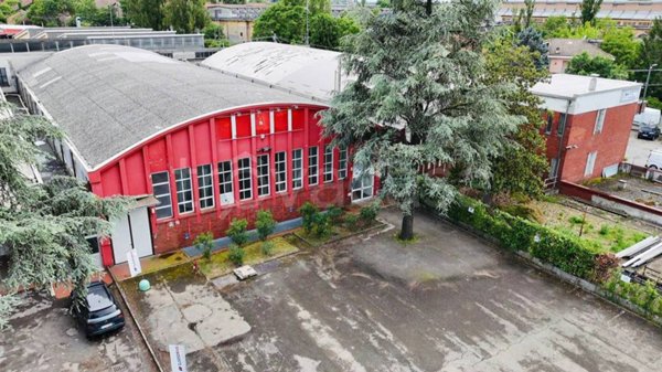 locale commerciale in vendita a Tortona