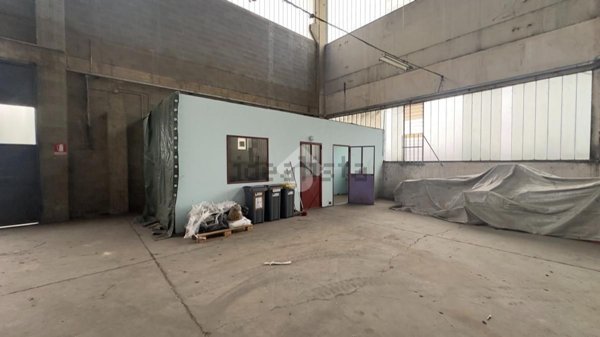 locale commerciale in vendita a Tortona