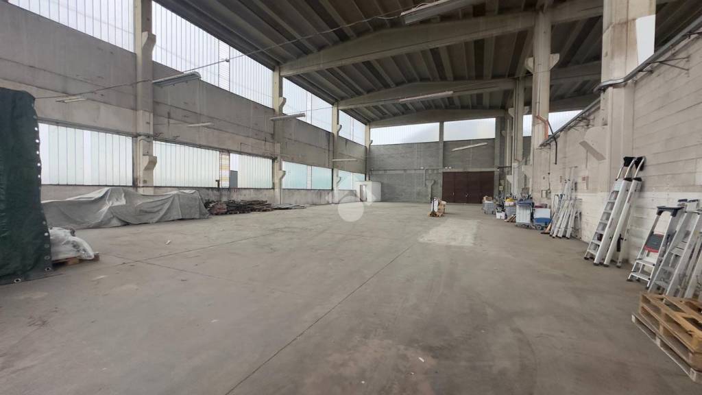 locale commerciale in vendita a Tortona