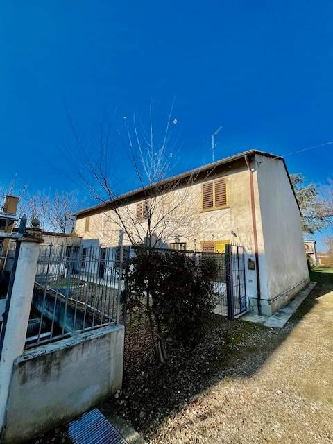 casa indipendente in vendita a Tortona