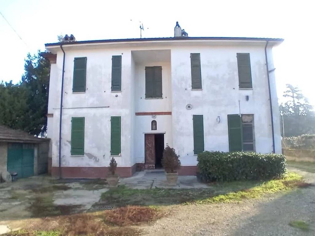 casa indipendente in vendita a Tortona
