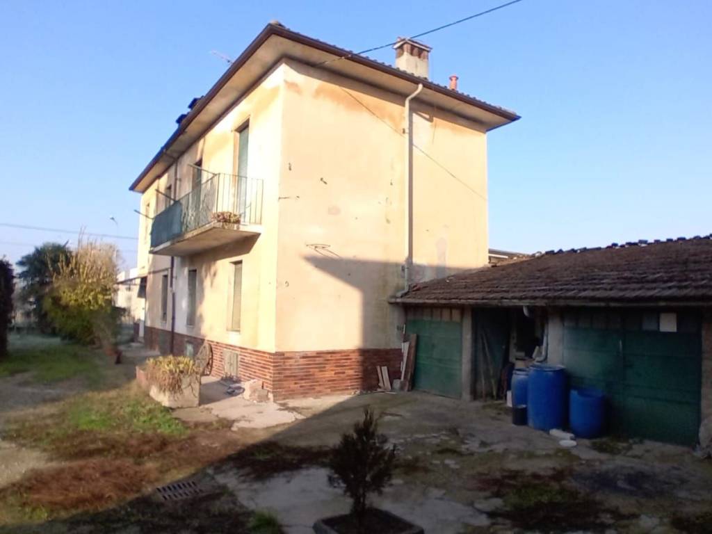 casa indipendente in vendita a Tortona