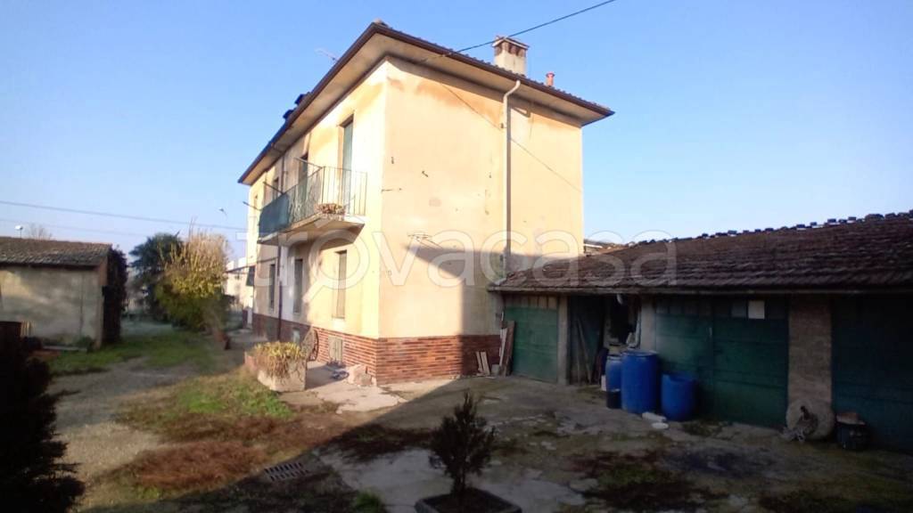 casa indipendente in vendita a Tortona