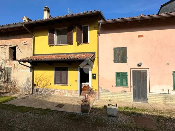 casa indipendente in vendita a Tortona