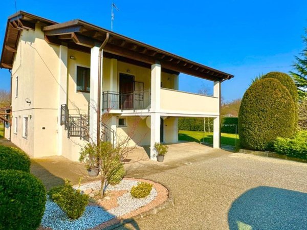 casa indipendente in vendita a Tortona