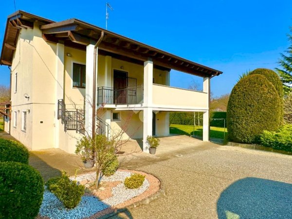 casa indipendente in vendita a Tortona