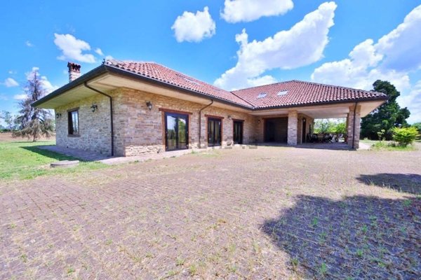 casa indipendente in vendita a Tortona in zona Oasi