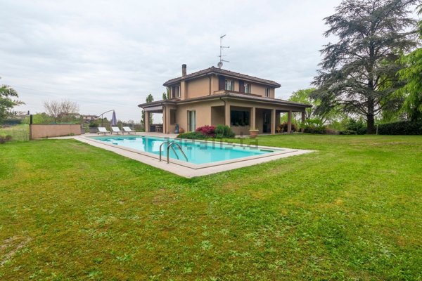 casa indipendente in vendita a Tortona