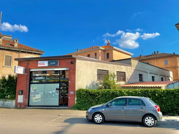 locale commerciale in vendita a Tortona