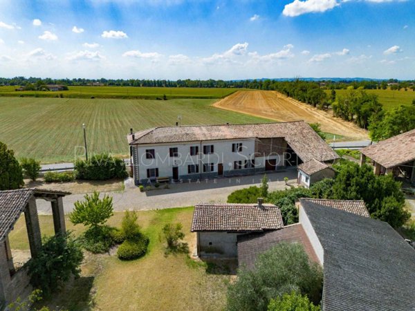 casa indipendente in vendita a Tortona