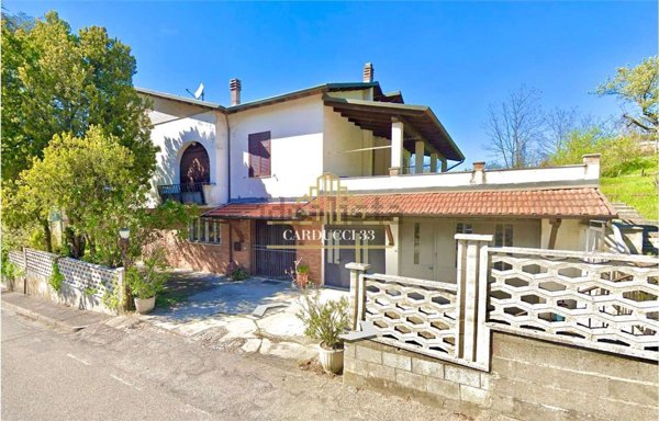 casa indipendente in vendita a Tortona